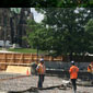 Un chantier de construction où des travailleurs s'apprêtent à couler du béton.